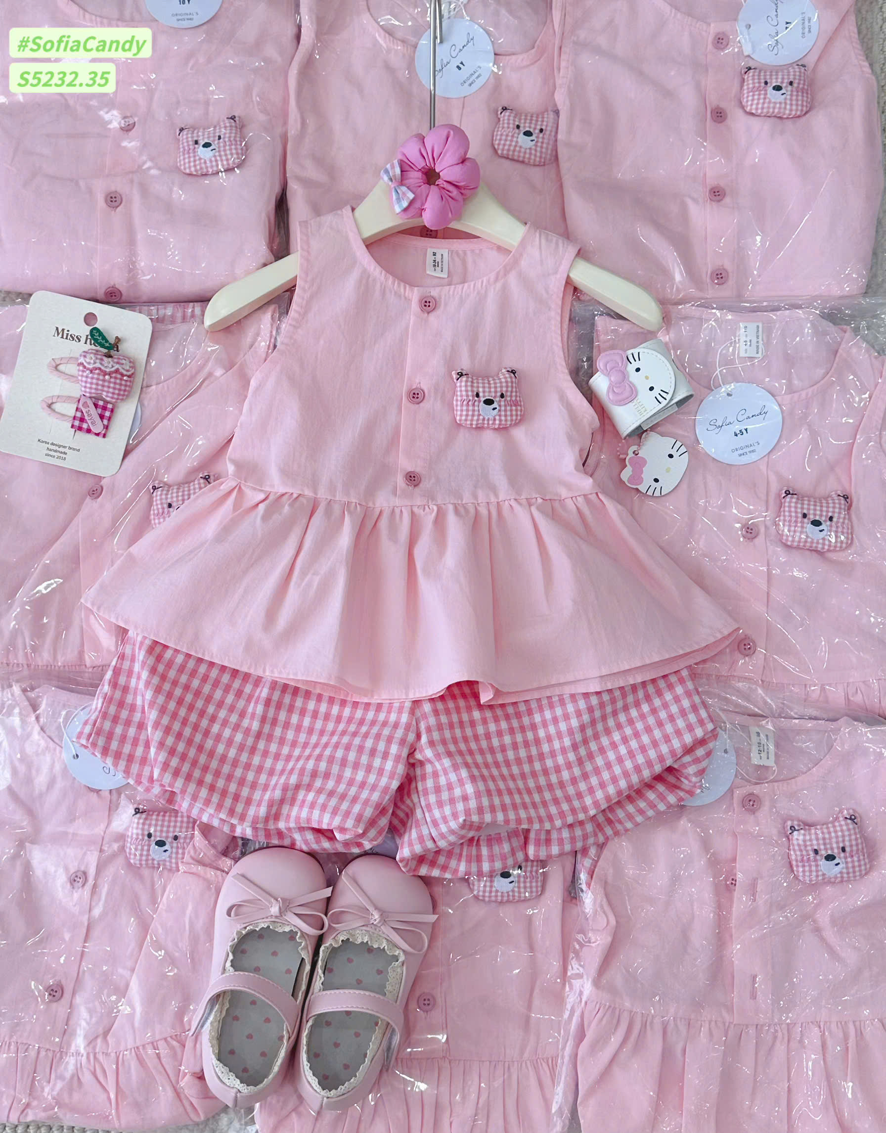 Bộ áo đính mèo Kitty và quần caro bí phồng bé gái