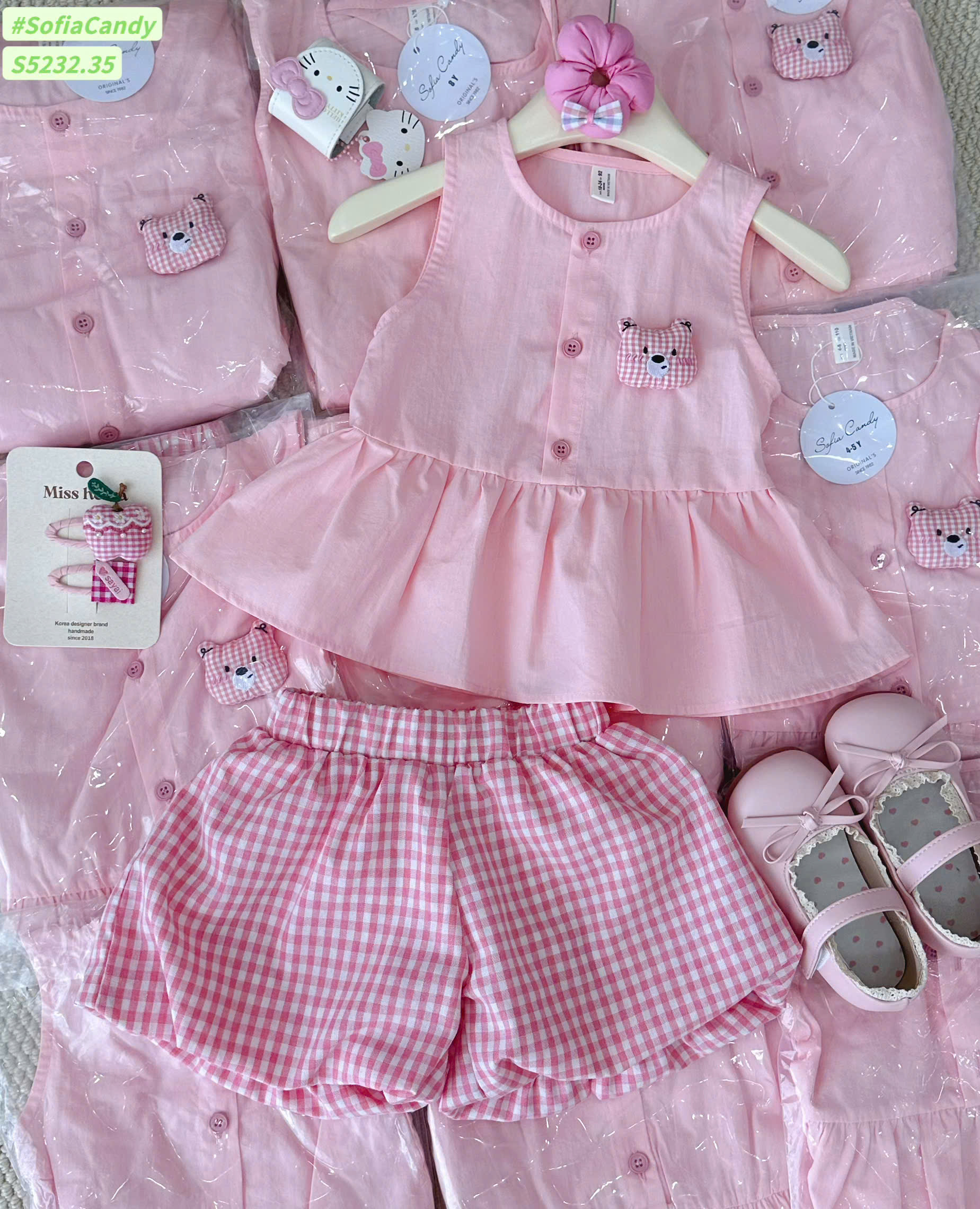 Bộ áo đính mèo Kitty và quần caro bí phồng bé gái