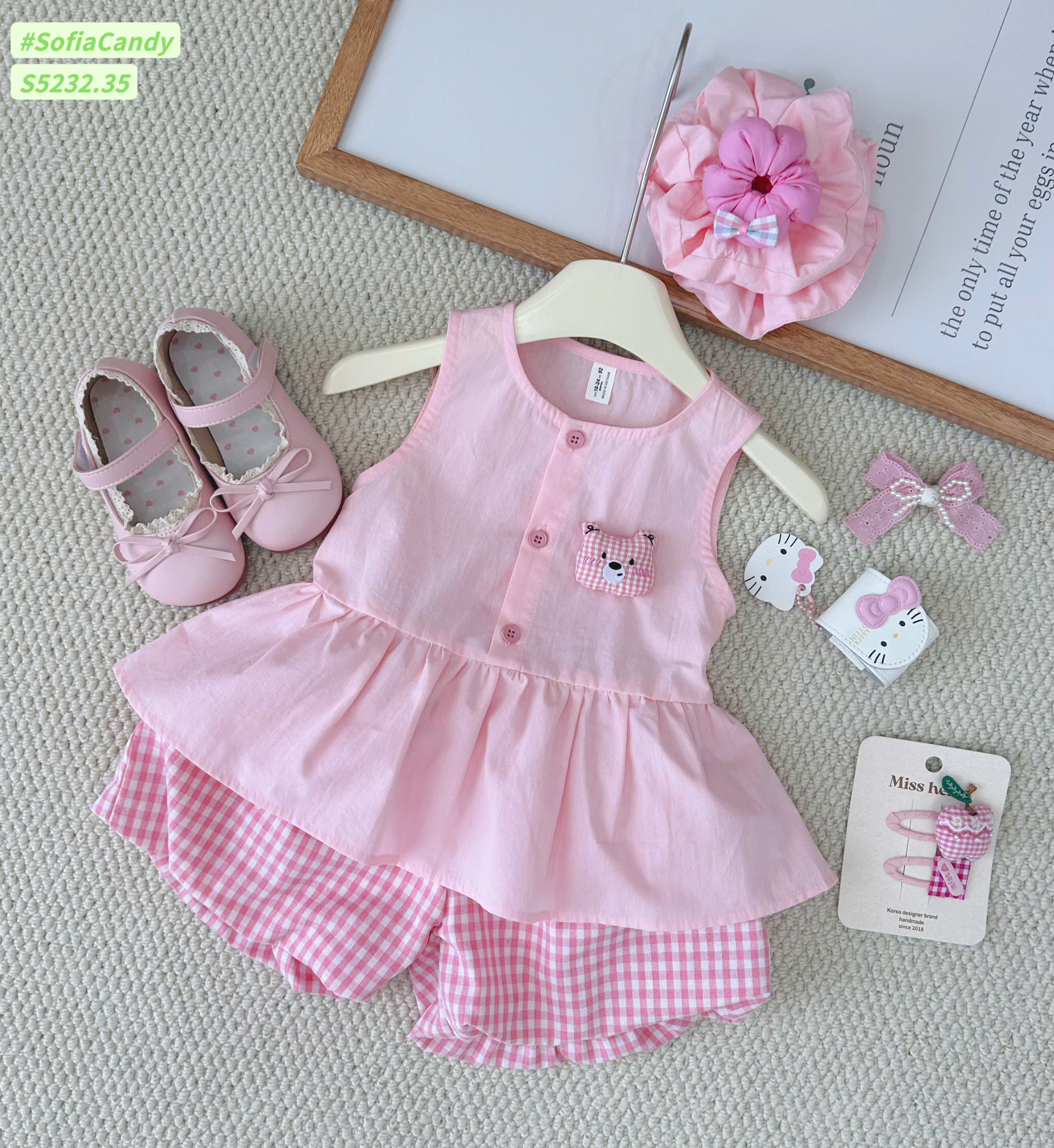 Bộ áo đính mèo Kitty và quần caro bí phồng bé gái Bộ áo đính mèo Kitty và quần caro bí phồng bé gái