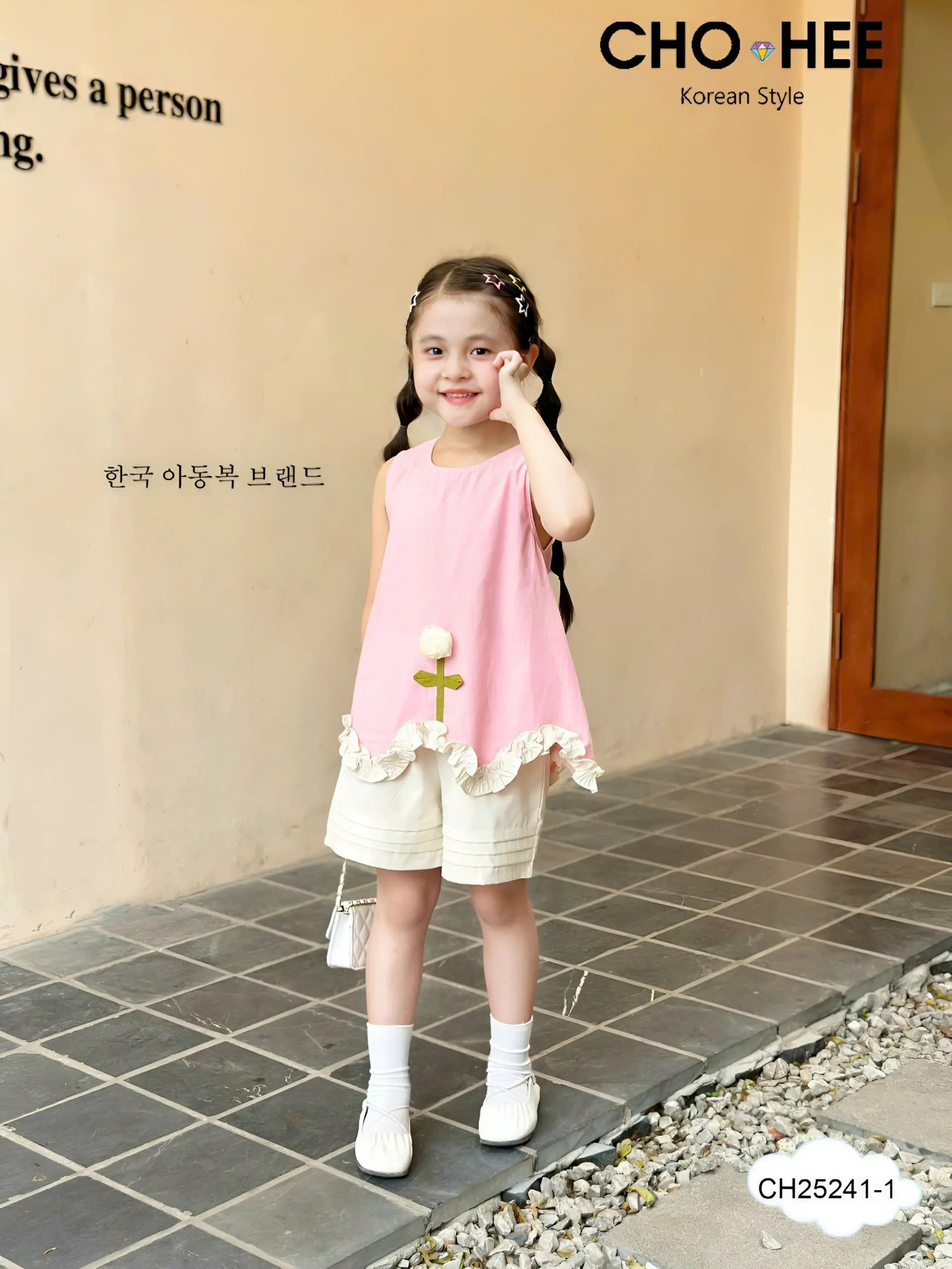 Set bé gái hồng phối quần be phong cách Hàn siêu xinh